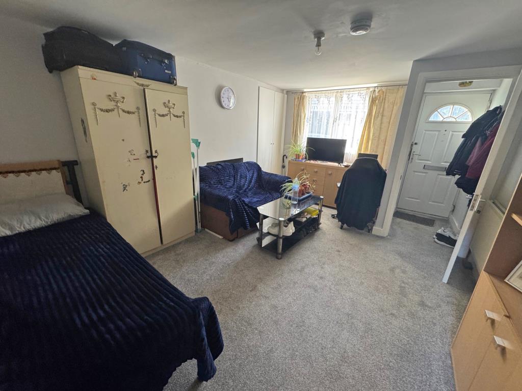 Lot: 11 - FREEHOLD BLOCK OF TWO TWO-BEDROOM GARDEN FLATS - 22 - Living room